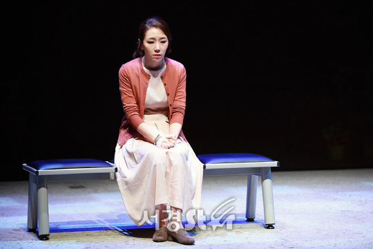 배우 윤영민이 19일 오후 서울 중구 국립극장 달오름극장에서 열린 연극 ‘장수상회’ 프레스콜에 참석하고 있다.
