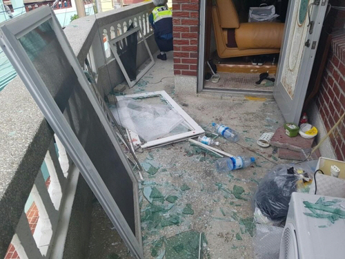19일 부산 사상구의 한 주택에서 폭발 사고가 발생했다. /연합뉴스