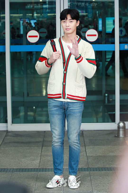 배우 박서준이 패션쇼 참석을 위해 19일 오전 인천 중구 운서동 인천국제공항을 통해 밀라노로 출국하고 있다.