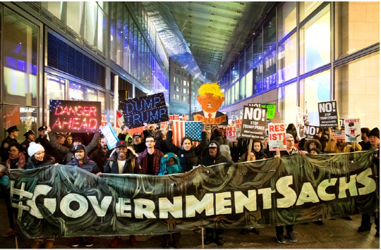 시민 운동가들이 지난 2월 뉴욕에 위치한 골드먼 본사 밖에서 월가 규제 완화를 반대하는 집회를 열고 있다.