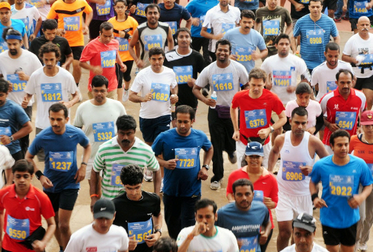 단거리 달리기와는 다른 장거리 마라톤 경주 ▶ 2013년 열린 월드 멘스 10K 방갈로르 대회 참가자들. TCS가 전 세계에서 후원하는 10여 개 대회 중 하나이다. 찬드라의 지원으로 인도에 마라톤 붐이 일어났다는 평가를 받고 있다. TCS는 전 세계적으로 마라톤과 기타 다른 경주 대회들을 후원하고 있다.