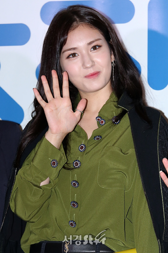 전소미가 19일 오후 서울 광진구 자양동 롯데시네마 건대입구에서 열린 영화 ‘이웃집 스타’ VIP시사회에 참석해 포토타임을 갖고 있다.