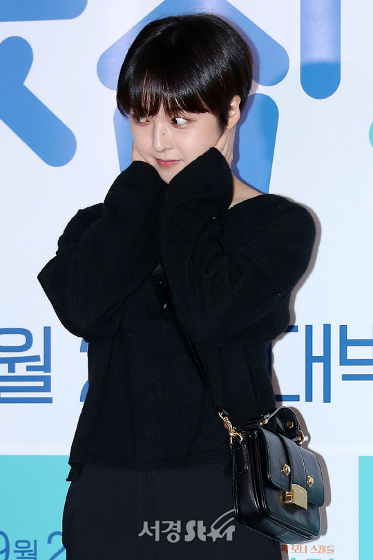 김보라가 19일 오후 서울 광진구 자양동 롯데시네마 건대입구에서 열린 영화 ‘이웃집 스타’ VIP시사회에 참석해 포토타임을 갖고 있다.
