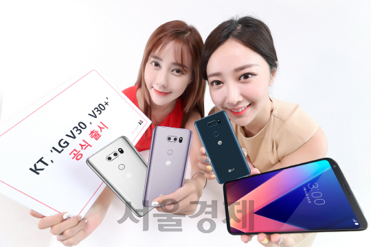 KT모델들이 21일 전국 KT매장 및 직영 온라인 KT 올레샵을 통해 정식 출시하는 LG V30을 소개하고 있다. /사진제공=KT