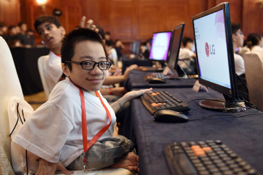 LG전자와 한국장애인재활협회가 베트남 하노이에서 개최한 ‘2017 글로벌 장애 청소년 IT 챌린지’에서 참가자들이 실력을 겨루고 있다./사진제공=LG전자