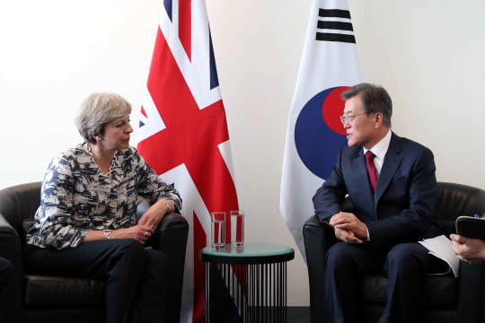 文대통령, 英총리와 첫 회담…'북핵, 평화적 방식으로 근원적 해결 노력하기로'