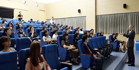 행복한 학교 사회적 협동조합이 지난 5일 대전에서 개최한 강연에서 조벽 숙명여대 교수가 참석자를 대상으로 강연을 진행하고 있다. /사진제공=SK행복나눔재단