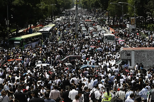 지진발생 후 거리로 쏟아져나온 멕시코시티 시민들. /연합뉴스