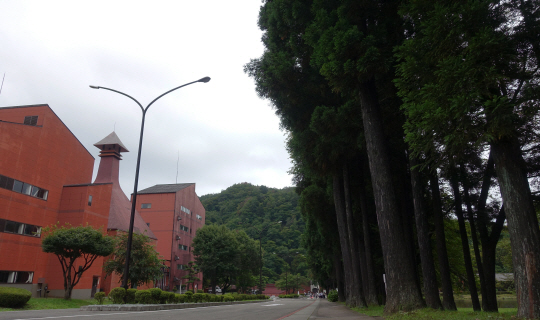 닛카위스키를 생산하는 미야기쿄 증류소는 양조장이라는 정보가 없으면 공원으로 착각할 정도로 풍광이 아름답다.