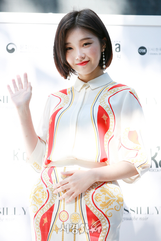 가수 아이디가 20일 오후 서울 성동구 에스팩토리에서 열린 패션코드(Fashion KODE) 2018 S/S 바실리 패션쇼 포토월 행사에 참석해 포즈를 취하고 있다.