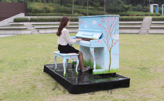 한 주민이 강동아트센터 마당에서 설치된 피아노를 연주하고 있다. /사진제공=강동구