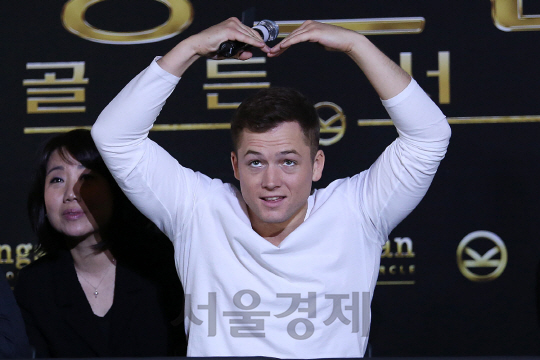 영화 ‘킹스맨 : 골든 서클’의 주연 배우 태런 애저튼이 21일 CGV용산아이파크몰에서 열린  기자간담회에 참석해 사진 촬영을 위해 포즈를 취하고 있다.