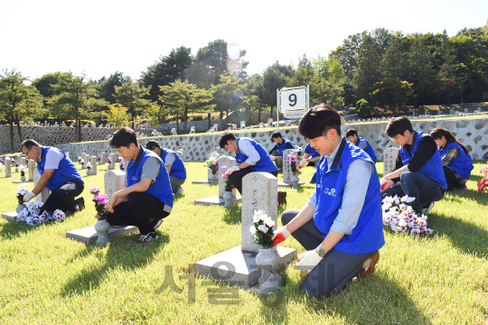 효성 임직원 20여명은 20일 국립서울현충원을 참배하고 군인과 경찰관이 안치된 9묘역을 찾아 헌화를 하고 묘역정화활동 실시했다. /사진제공=효성