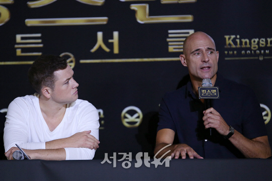 태런 에저튼과 마크 스트롱이 21일 오전 서울 용산구 CGV 용산아이파크몰에서 열린 영화 ‘킹스맨: 골드서클’ 기자간담회에 참석했다.