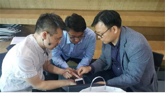 백민호(사진 오른쪽 첫번째) 에어사운드 대표이사가 중국 베이징에서 개최된 ‘투자유치 로드쇼’에서 중국측 전략적 파트너들과 제품생산에 관해 논의하고 있다. 사진제공=연구개발특구진흥재단
