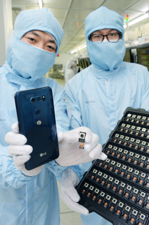 LG이노텍 연구원이 지난 20일 광주광역시에 위치한 카메라 모듈 생산공장에서 ‘LG V30’에 탑재되는 카메라 모듈을 소개하고 있다./사진제공=LG전자