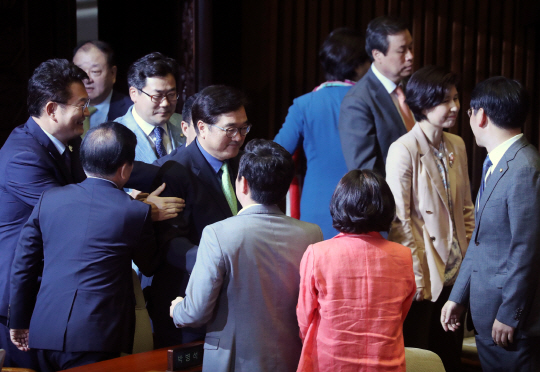 21일 오후 국회 본회의에서 더불어민주당  우원식 원내대표와 의원들이 김명수 대법원장 후보자 임명동의안이 통과되자 기뻐하고 있다. /연합뉴스