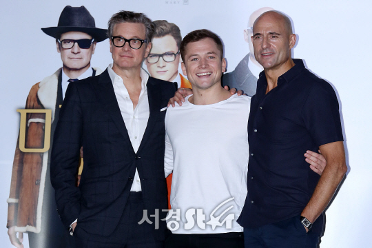 콜린퍼스, 태런에저튼, 마크스트롱이 21일 오전 서울 용산구 CGV 용산아이파크몰에서 열린 영화 ‘킹스맨: 골드서클’ 기자간담회에 참석해 포토타임을 갖고 있다.