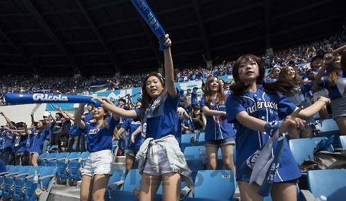 지난 해 연고전의 야구경기에서 연세대 학생들이 응원을 펼치고 있다. /연합뉴스