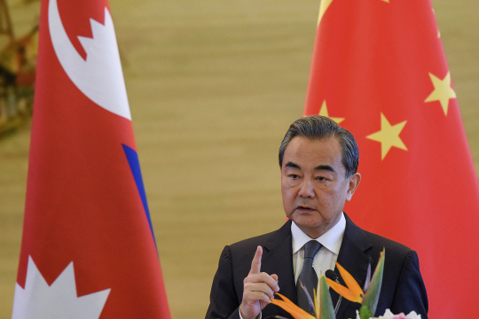 왕이(王毅) 중국 외교부장이 북한에 “더 이상 위험한 길로 가지 말라”고 경고했다./연합뉴스