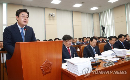 자유한국당 김성원 의원이 18일 오후 국회에서 열린 행정안전위원회 전체회의에 참석해 경기북도 설치 등에 관한 법률안에 대해 발언하고 있다. /연합뉴스