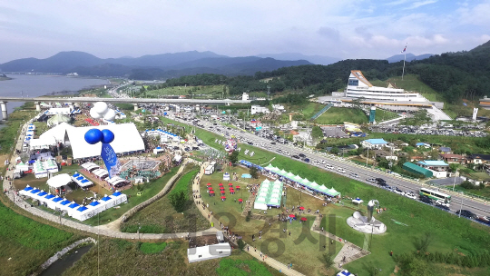 제5회 낙동강 세계평화 문화대축전이 24일까지 진행되는 낙동강 칠곡보 둔치에 마련된 축제장 전경