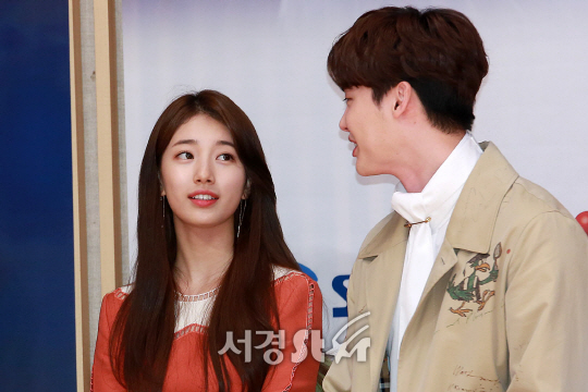 수지와 이종석이 22일 오후 서울 양천구 SBS 목동 13층 홀에서 열린 SBS 새 수목드라마 ‘당신이 잠든 사이에’ 제작발표회에 참석했다.