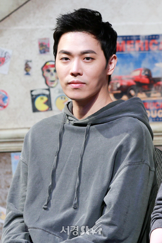 배우 이동하가 22일 오후 서울 종로구 아트원씨어터에서 열린 연극 ‘오펀스’ 프레스콜에 참석하고 있다.
