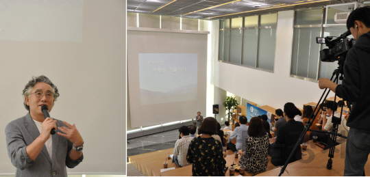 이호준(왼쪽) 여행작가 겸 시인이 22일 마포구에 위치한 한국지역정보개발원에서 ‘여행의 기술’을 주제로 강의를 하고 있다./사진=백상경제연구원