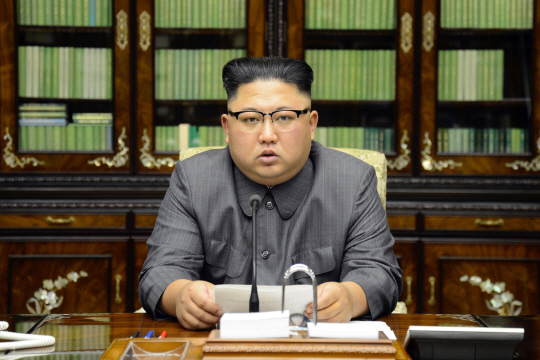 이날 김정은 북한 노동당 위원장은 본인 명의의 첫 성명에서 “미국의 늙다리 미치광이를 반드시, 반드시 불로 다스릴 것”이라고 선언했다./평양=연합뉴스