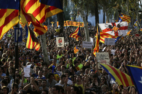 21일(현지시간) 스페인 카탈루냐 주도인 바르셀로나에서 시민들이 분리독립을 외치며 밤샘 시위를 벌이고 있다. /바르셀로나=AP연합뉴스