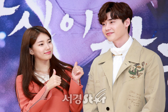 배수지와 이종석이 22일 오후 서울 양천구 SBS 목동 13층 홀에서 열린 SBS 새 수목드라마 ‘당신이 잠든 사이에’ 제작발표회에 참석해 포토타임을 갖고 있다.