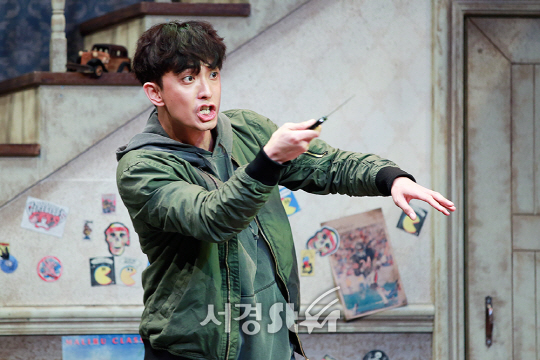 배우 윤나무가 22일 오후 서울 종로구 아트원씨어터에서 열린 연극 ‘오펀스’ 프레스콜에 참석해 시연을 선보이고 있다.