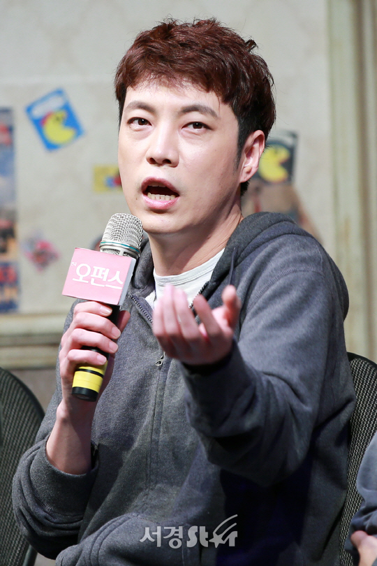 배우 장동우가 22일 오후 서울 종로구 아트원씨어터에서 열린 연극 ‘오펀스’ 프레스콜에 참석하고 있다.