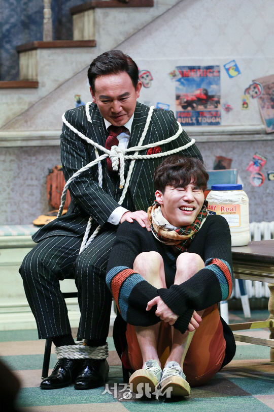배우 손병호, 문성일이 22일 오후 서울 종로구 아트원씨어터에서 열린 연극 ‘오펀스’ 프레스콜에 참석해 시연을 선보이고 있다.