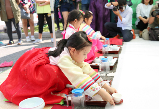 우리 전통 문화인 ‘차(茶)예절’을 알리고 차세대 차인(茶人)을 육성하기 위한 전국 최대 규모의 차 예절 경연대회에서 유치부 어린이들이 차예절을 배우고 있다. /사진제공=한국차문화협회