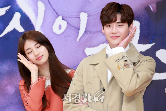 수지와 이종석이 22일 오후 서울 양천구 SBS 목동 13층 홀에서 열린 SBS 새 수목드라마 ‘당신이 잠든 사이에’ 제작발표회에 참석해 포토타임을 갖고 있다. / 사진=지수진기자