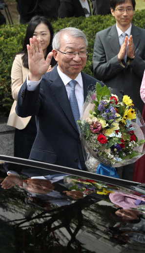 양승태 대법원장이 22일 서울 서초동 대법원에서 퇴임식을 마치고 직원들에게 인사하며 차에 오르고 있다. /연합뉴스