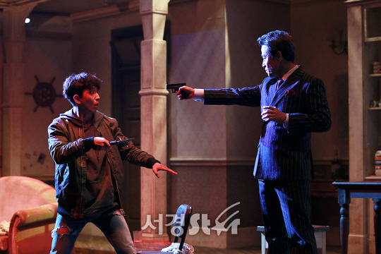배우 윤나무, 박지일이 22일 오후 서울 종로구 아트원씨어터에서 열린 연극 ‘오펀스’ 프레스콜에 참석해 시연을 선보이고 있다.