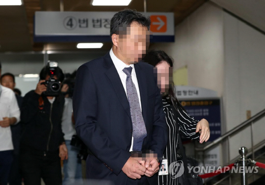 ‘문성근·김여진 합성사진’ 국정원 직원 구속…법원 “증거인멸 염려”