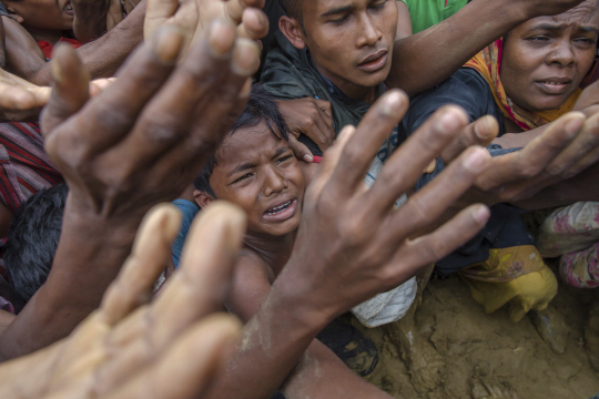 국경을 넘어 방글라데시로 넘어간 난민들은 열악한 생활환경과 빈곤 속에서 또 다른 사투를 벌여야 한다. / (AP)연합뉴스