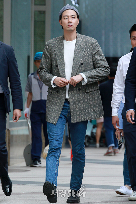 배우 조인성이 23일 오후 서울 중구 소공동 롯데백화점 본점에서 열린 한 전동칫솔 신제품 출시 기념 팬사인회에 참석했다.