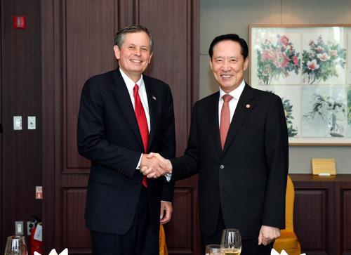 송영무(오른쪽) 국방부 장관과 스티브 데인스 미 상원의원이 23일 면담에 앞서 악수하고 있다. /사진제공=국방부