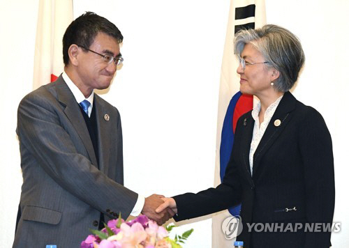 강경화(오른쪽) 외교부 장관과 고노 다로 일본 외무상. /연합뉴스