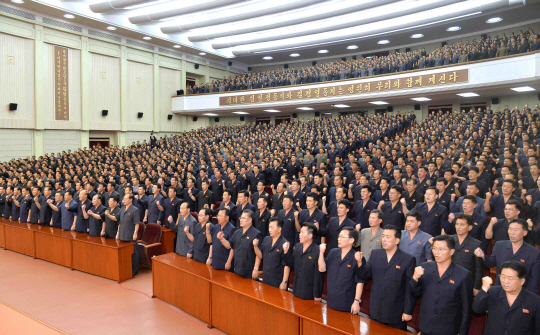 지난 22일 북한 노동당 참모회의실에서 열린 노동당 중앙위원회 본부집회에서 당 간부들이 ‘반미결전’을 다짐하고 있다. /연합뉴스
