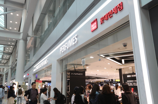 인천공항 출국장의 면세점 구역에 쇼핑객들이 몰려있다. /연합뉴스