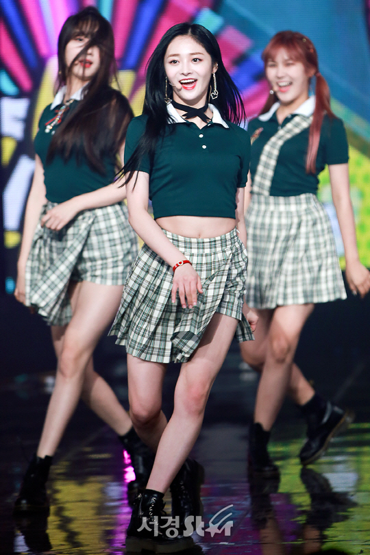 프리스틴 결경이 23일 오후 서울 마포구 상암 MBC 미디어센터 공개홀에서 열린 ‘뮤콘 AMN 빅콘서트’에 참석해 무대를 선보이고 있다.