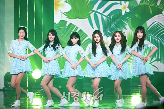 그룹 여자친구가 23일 오후 서울 마포구 상암 MBC 미디어센터 공개홀에서 열린 ‘뮤콘 AMN 빅콘서트’에 참석해 무대를 선보이고 있다.