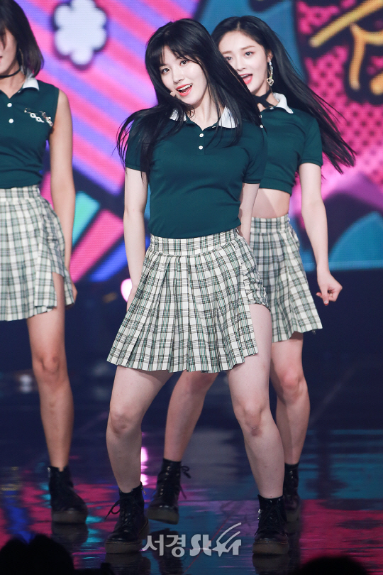 프리스틴 시연이 23일 오후 서울 마포구 상암 MBC 미디어센터 공개홀에서 열린 ‘뮤콘 AMN 빅콘서트’에 참석해 무대를 선보이고 있다.