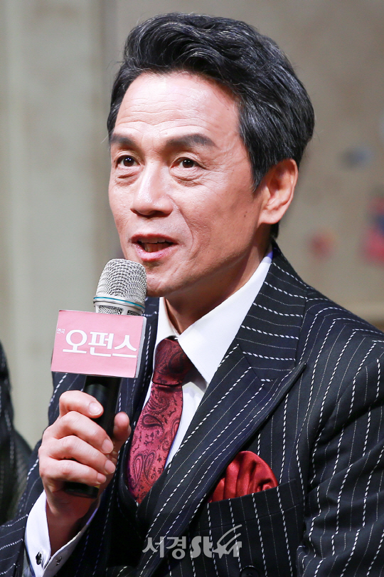 배우 박지일이 22일 오후 서울 종로구 아트원씨어터에서 열린 연극 ‘오펀스’ 프레스콜에 참석하고 있다.